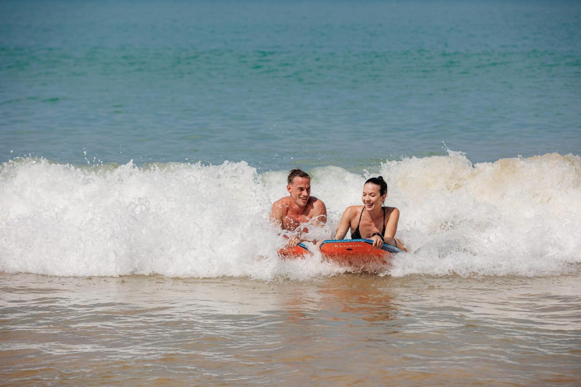 منتجع وسبا جيه دبليو خاو ليك خاو لاك المظهر الخارجي الصورة Bodyboarding in the waves